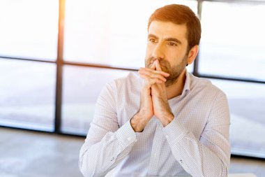 Ofisinde dalgın işadamı