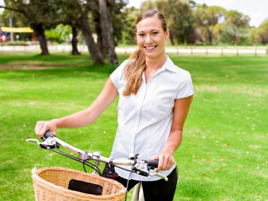 Bisiklet park olan güzel sarışın kadın