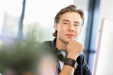 Bilgisayarda çalışan yakışıklı işadamı