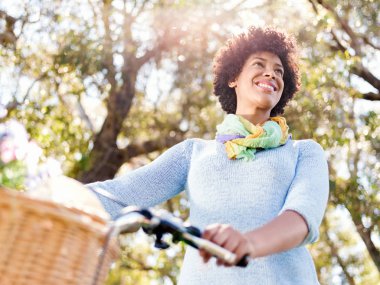 Bisiklet ile mutlu bir genç kadın