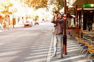 Erkek fotoğrafçı alarak resim