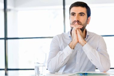 Ofisinde dalgın işadamı