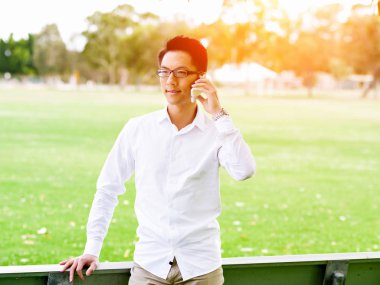 Parkta onun mola sırasında genç mutlu ve başarılı iş adamı