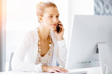 Çekici ofis çalışanı masada oturuyor.