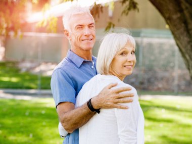 Yaşlı çift parkta dinleniyor.