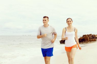 Kaçakçıları. Plajda çalışan genç Çift