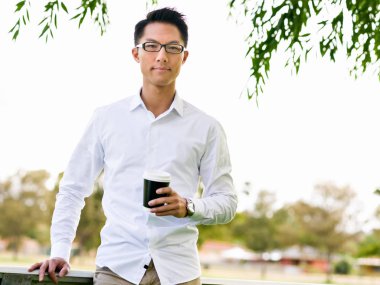 Adam bir parkta bir kahve molası