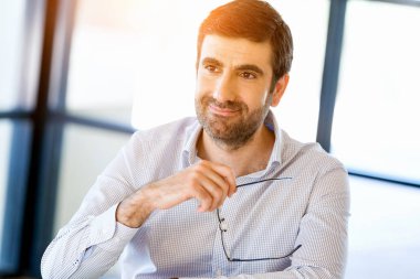 Ofisinde dalgın işadamı