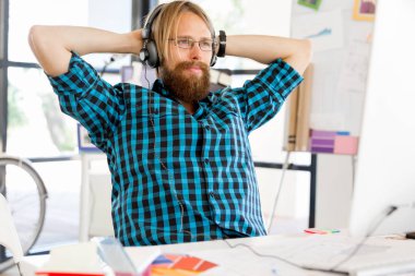 Genç adam ofiste çalışıyor.