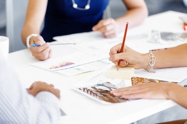 Kağıda yazı eller