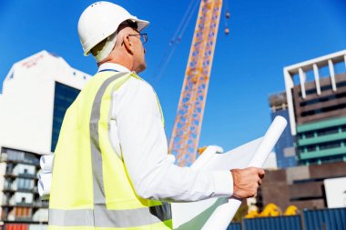 İnşaat alanında mühendis.