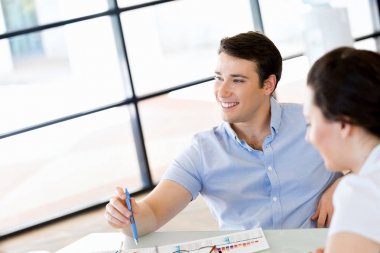 Ofiste rahat genç adam