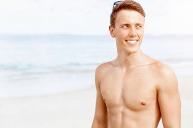 Yakışıklı adam sahilde poz