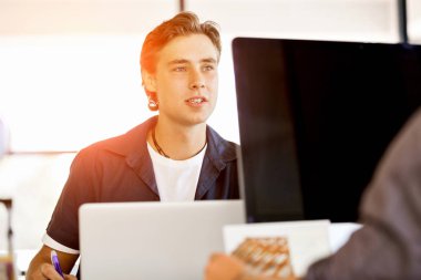 Bilgisayarda çalışan yakışıklı işadamı