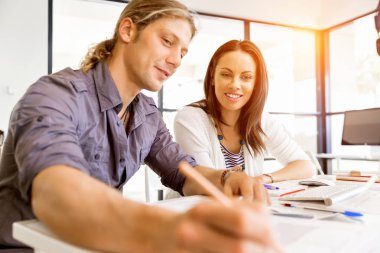 İki genç iş adamları Office görüntü