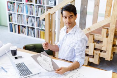 Genç adam mimar ofis