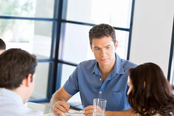 Hombre joven en informal en la oficina — Foto de Stock