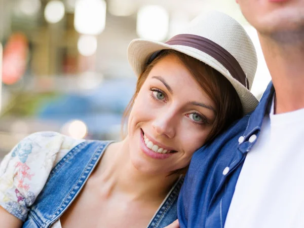 Feliz joven pareja caminando en la ciudad — Foto de Stock