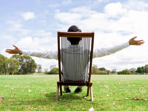 公園で彼の休憩の間にリラックスした青年実業家 — ストック写真