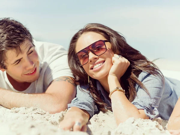 Romantique jeune couple sur la plage — Photo