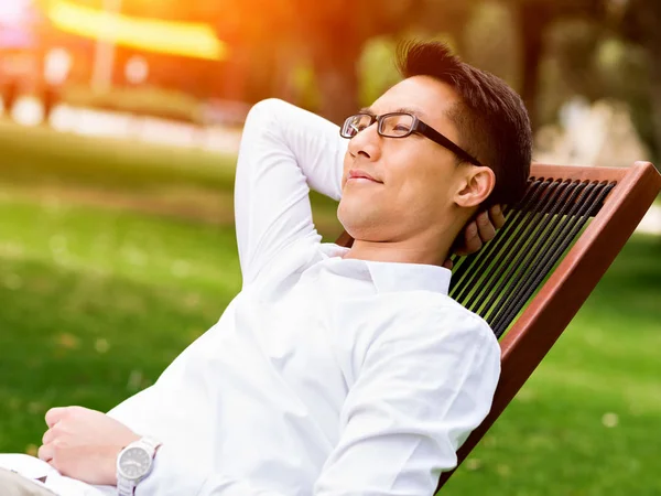 Giovane uomo d'affari felice e di successo durante la sua pausa nel parco — Foto Stock