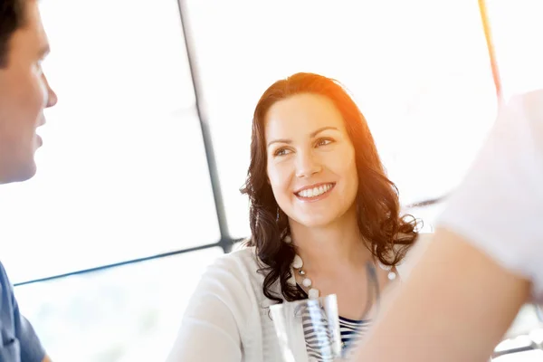 Zufriedener Unternehmer oder Freiberufler im Büro oder zu Hause — Stockfoto