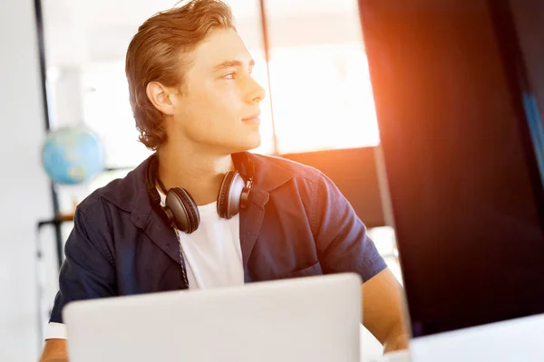 Hombre de negocios guapo trabajando en la computadora — Foto de Stock