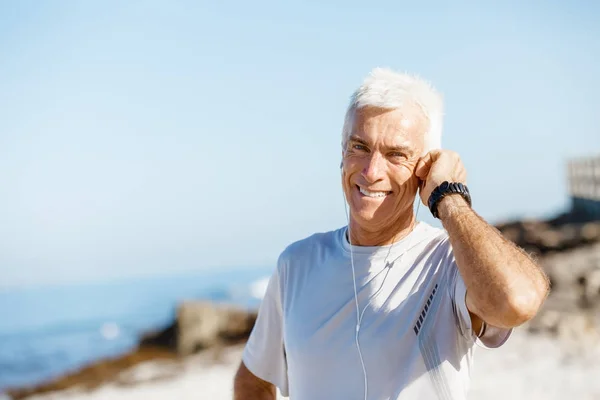 Deportes y música. hombre preparándose para correr —  Fotos de Stock