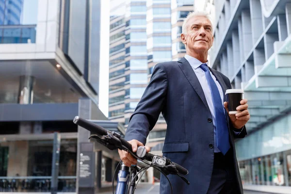 Bem sucedido empresário andar de bicicleta — Fotografia de Stock