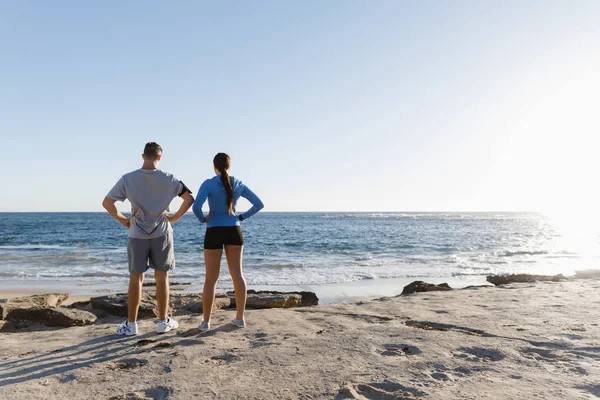 Молода пара на пляжі тренується разом — стокове фото