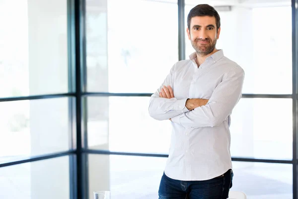 Unga kaukasiska affärsman står i office — Stockfoto