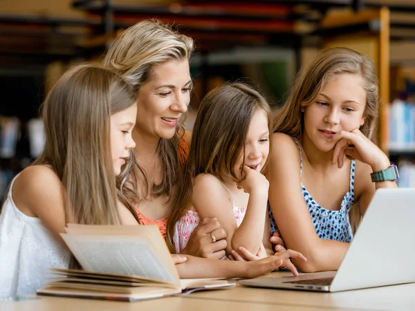 Tecnologia e divertimento in biblioteca — Foto Stock