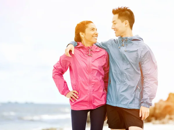 Jeune couple debout à la plage — Photo