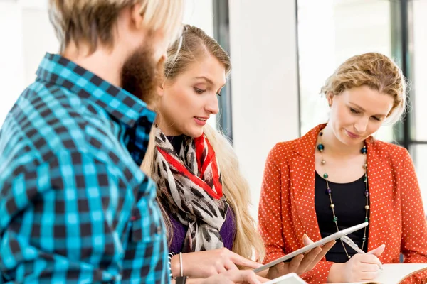 Young office workers discussing — Stock Photo, Image