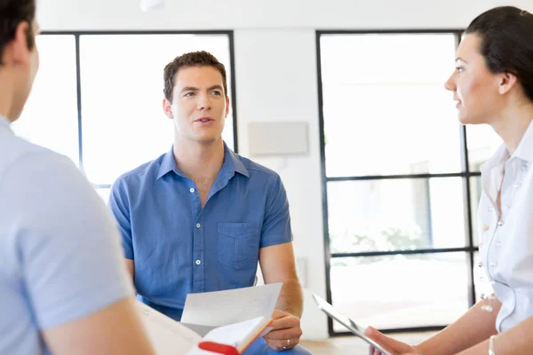 Afbeelding van zakelijke partners discussiëren over documenten en ideeën — Stockfoto