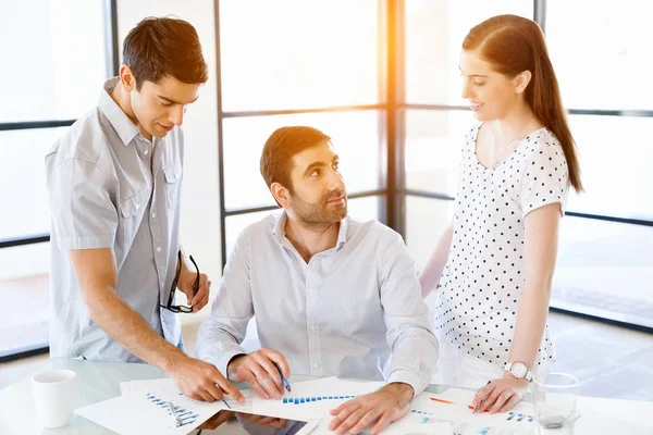 Groep van gelukkige jonge zakenmensen in een vergadering — Stockfoto