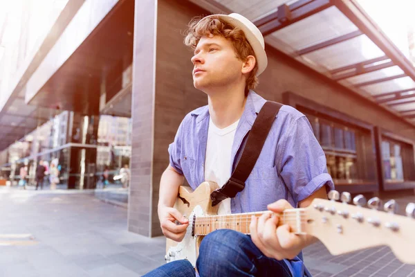 Νεαρός μουσικός με κιθάρα στην πόλη — Φωτογραφία Αρχείου