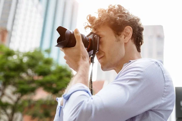 Male photographer taking picture — Stock Photo, Image