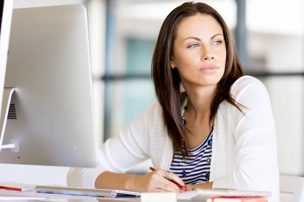 Entrepreneur heureux ou pigiste dans un bureau ou à la maison — Photo