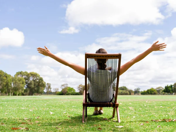 Jonge zakenvrouw ontspannen tijdens haar doorbraak in park — Stockfoto