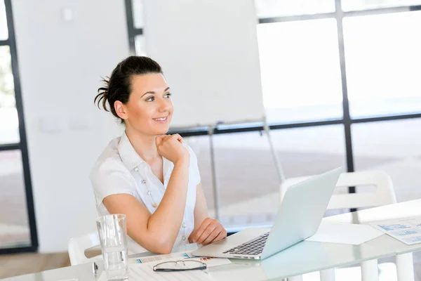 Knappe zakenman werkt op computer — Stockfoto