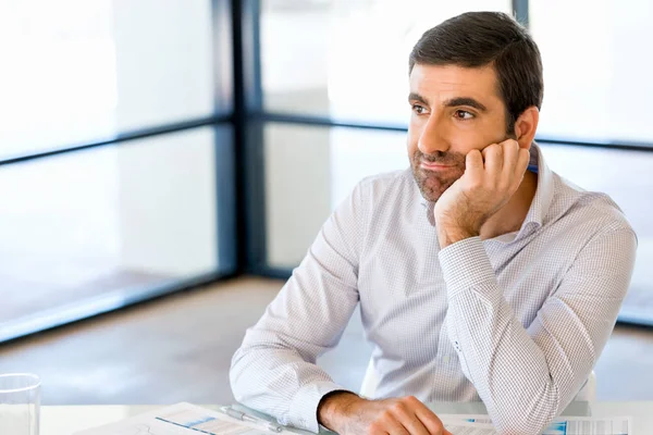 Uomo d'affari pensieroso a ufficio — Foto Stock