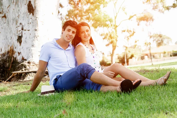 Jong stel in het park — Stockfoto