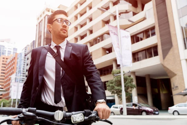 Jóvenes empresarios con una bicicleta — Foto de Stock