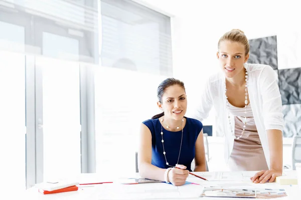 Twee vrouwelijke collega 's in functie — Stockfoto