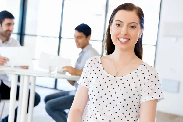 Zufriedener Unternehmer oder Freiberufler im Büro oder zu Hause — Stockfoto