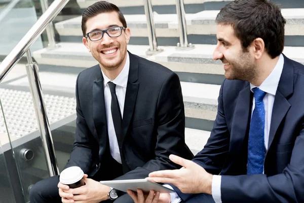 Dois empresários conversando ao ar livre — Fotografia de Stock