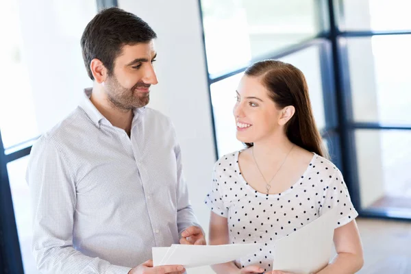 Bilden av två unga affärsmän i office — Stockfoto