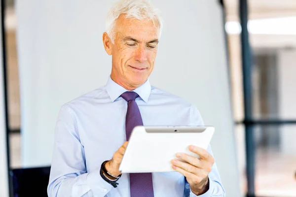 Biznesmen w biurze przy użyciu tabletu — Zdjęcie stockowe