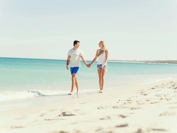 Ρομαντικό ζευγάρι στην παραλία — Φωτογραφία Αρχείου